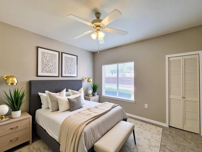 Building Photo - Prime Location in West University Area! First floor unit with open floor plan, tile floors throug...