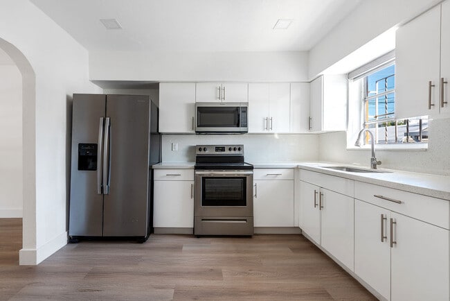 Building Photo - 323 NW 21st Ave