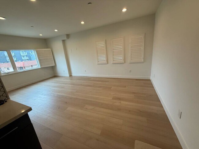 Building Photo - 646 N Serrano Ave