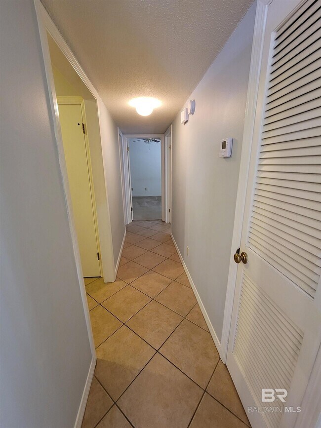 Building Photo - 512 Lake Forest Blvd