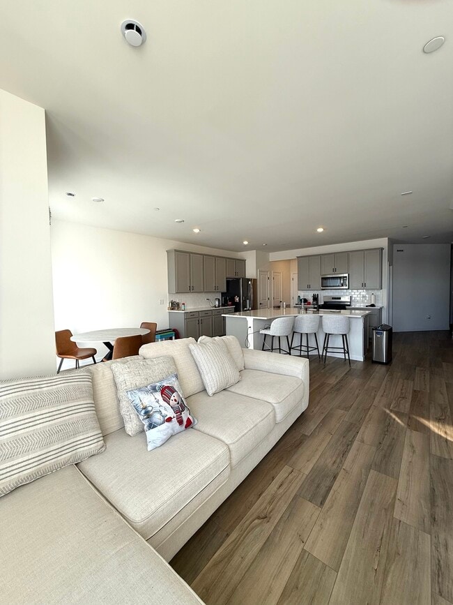 Building Photo - 5963 Hawkweed Dr