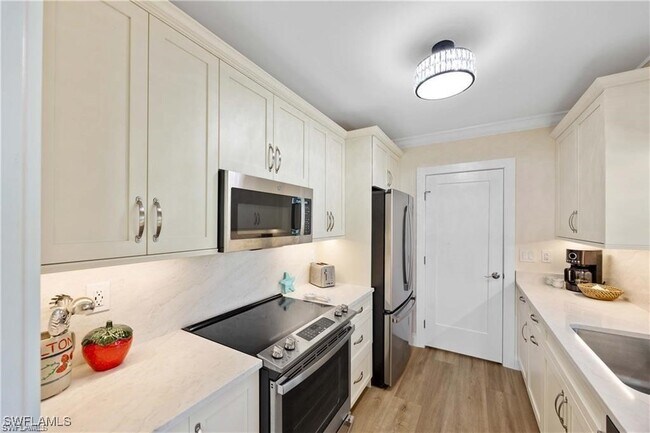 Building Photo - 3070 Gulf Shore Blvd N