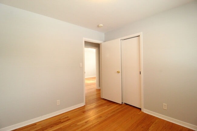 Building Photo - February FREE On This 3 Bedroom 2.5 Bath Home In Overland Park