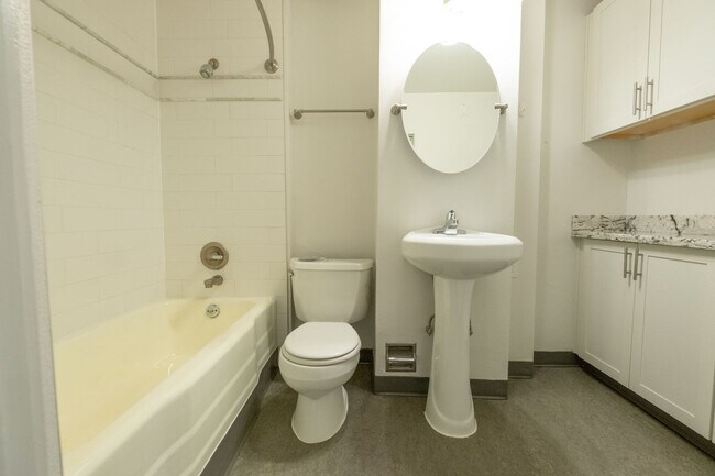 Building Photo - Historic Charm and Modern Comfort in Downt...