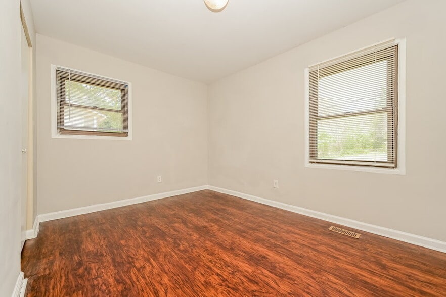 Building Photo - 263 Roxbury Dr