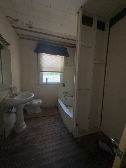 Building Photo - 2118 Rosebud Ave