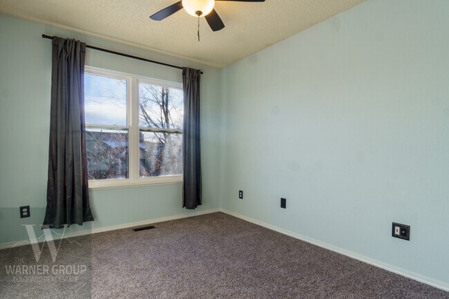 Building Photo - 3750 Oneida Ln