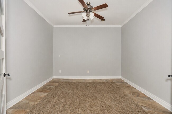 Building Photo - 527 Lily Ln