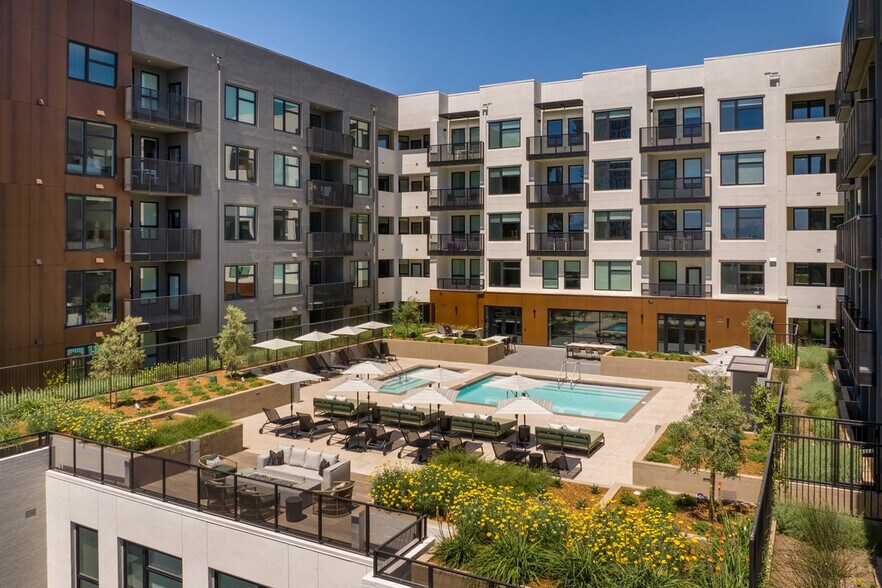 Building Photo - 2333 Calle Del Mundo