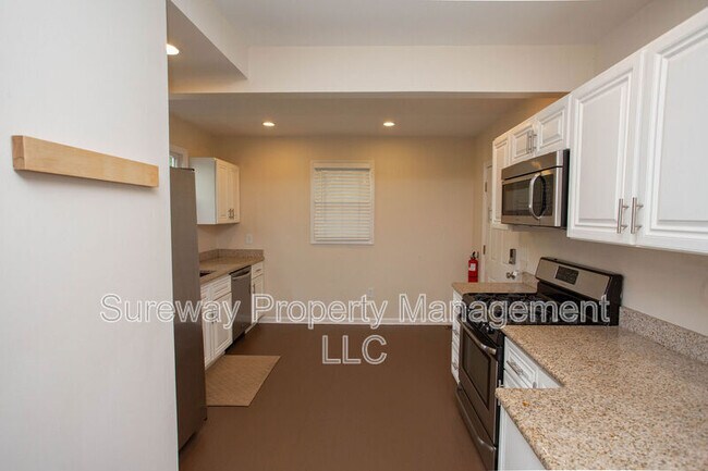 Building Photo - 220 N Locust Ave