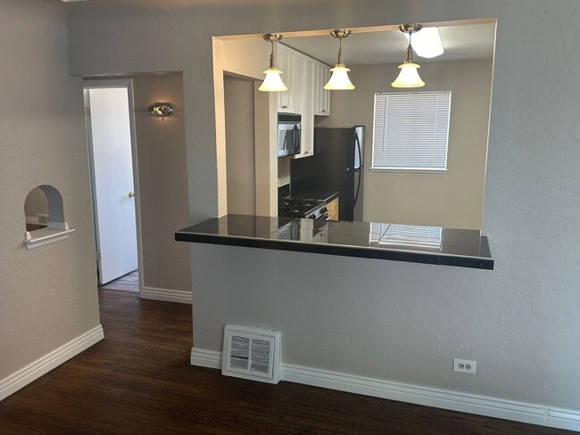 Building Photo - Fantastic 4 Bed 2 Bath 2 living rooms - Available NOW!