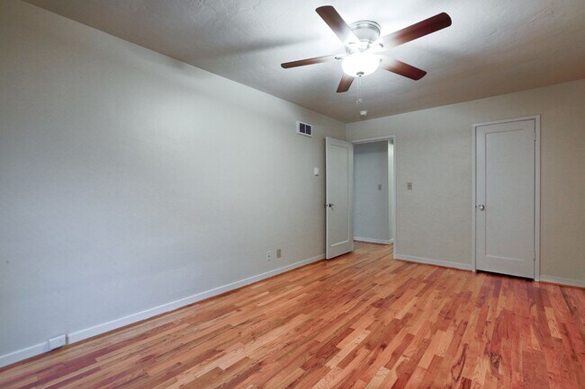 Building Photo - Chic Updated Mid-Century Townhouse in Cedar Hills!