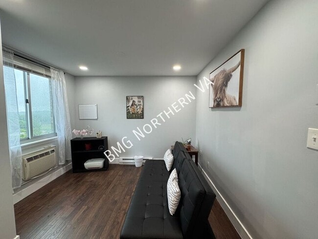 Building Photo - 3245 Rio Dr