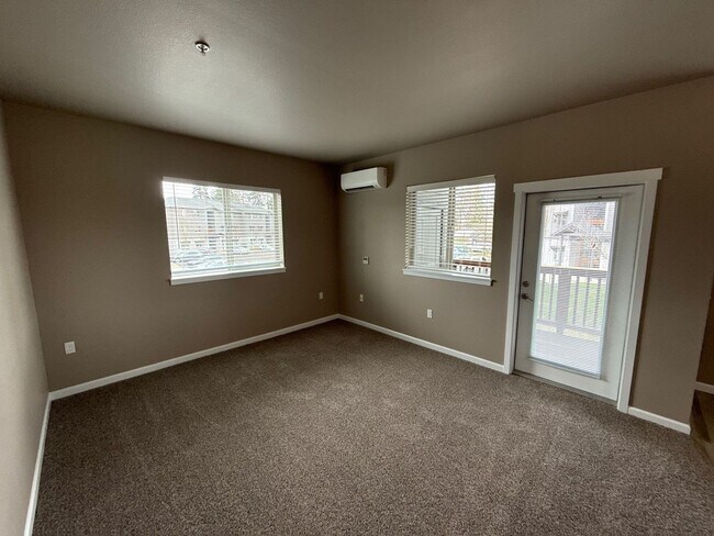 Building Photo - 4261 Hawthorne Ave NE