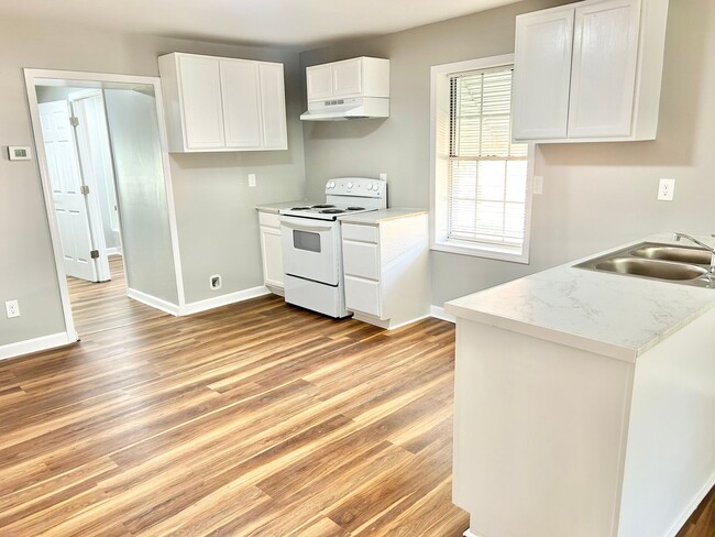 Building Photo - Newly Renovated 3BR Home Near Downtown & Medical District!