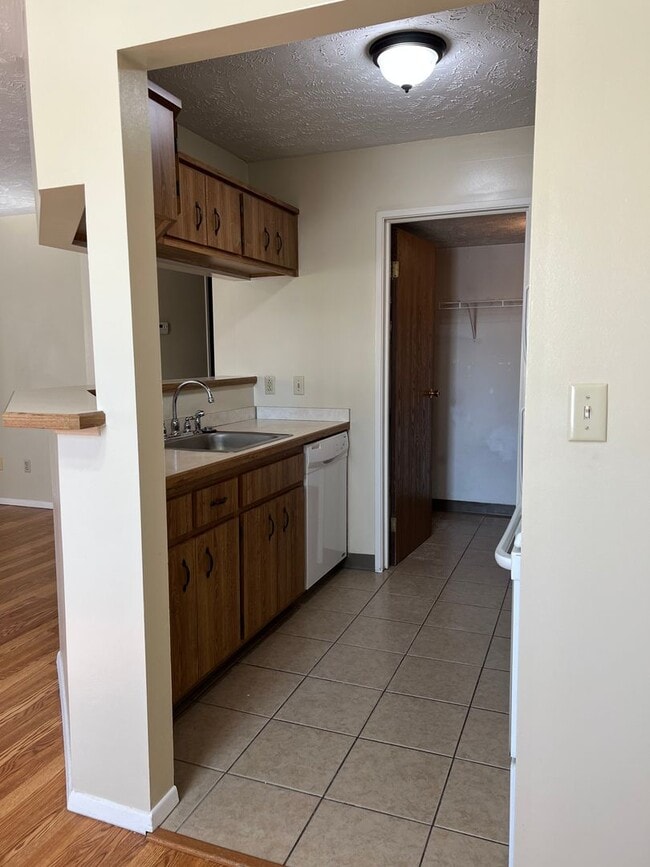 Building Photo - 2 Bedroom, 2 Bath Broadview Heights
