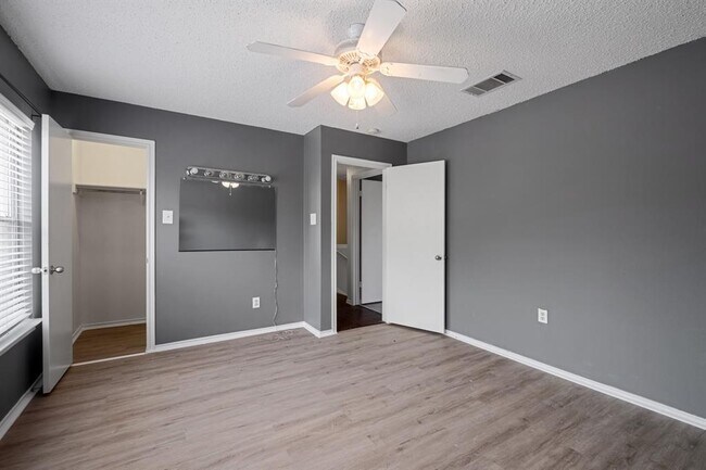 Building Photo - 2412 Byfield Dr