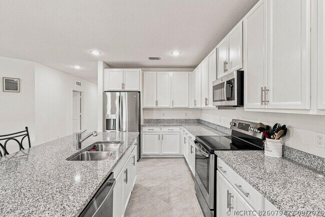 Building Photo - 226 SW Milburn Cir