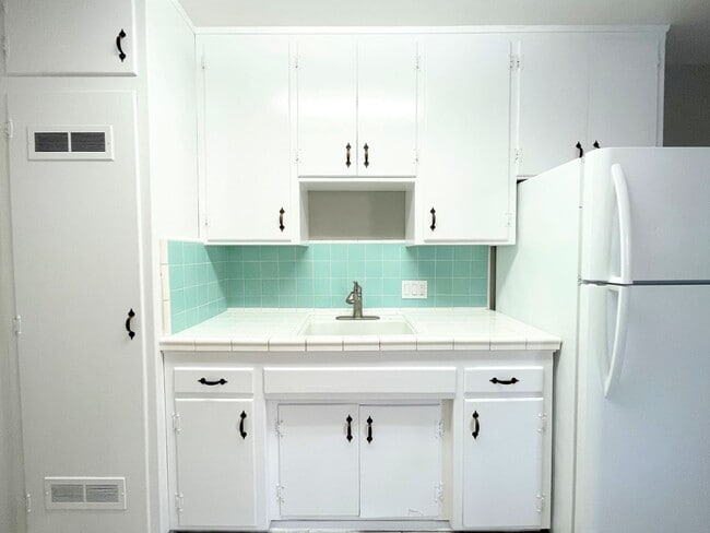 Building Photo - Single level duplex a block to the beach!