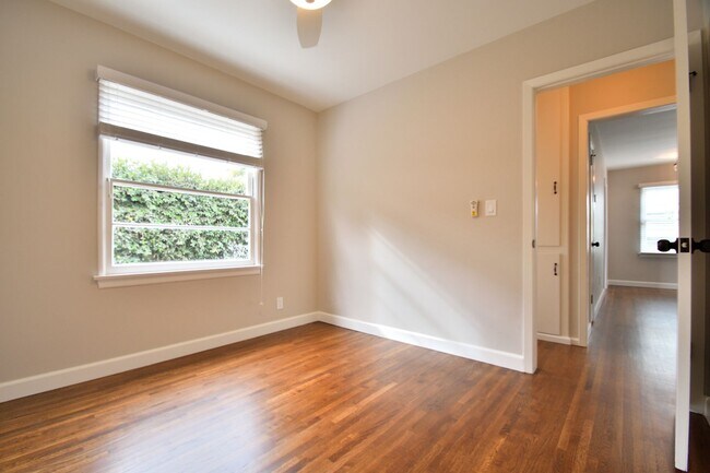 Building Photo - 1350