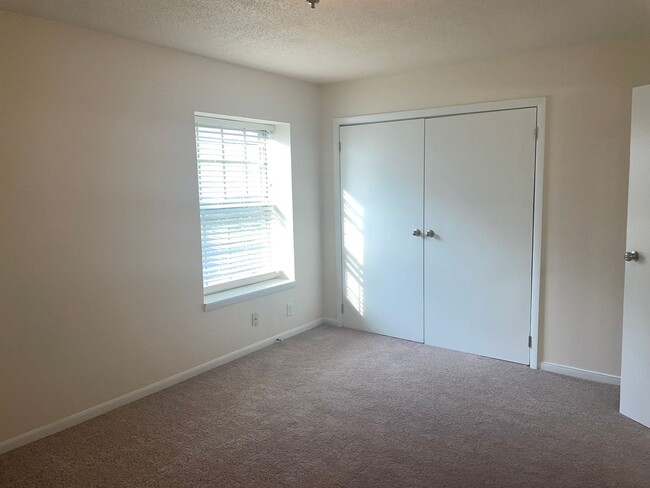 Building Photo - Cozy Two Bedroom Condo in Dilworth!