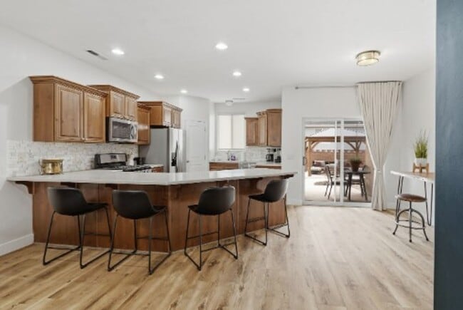 Building Photo - FULLY FURNISHED 3 Bed/2.5 Bath Home!