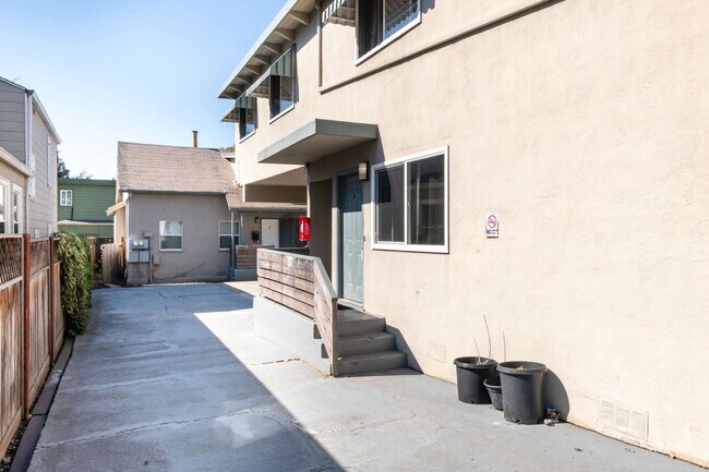 Building Photo - 2312 Bonar St