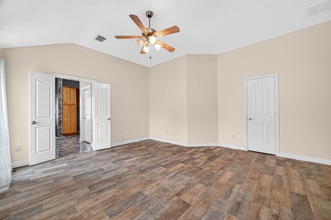 Building Photo - 23914 Glengate Dr