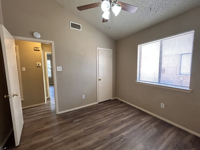 Building Photo - nice 2/1 duplex in North Lubbock