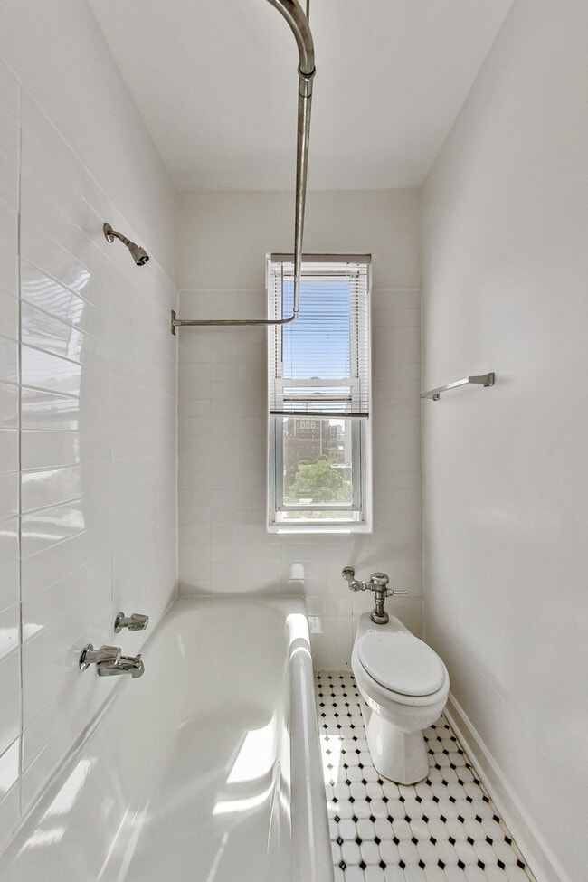 Building Photo - 432 W Belmont Ave