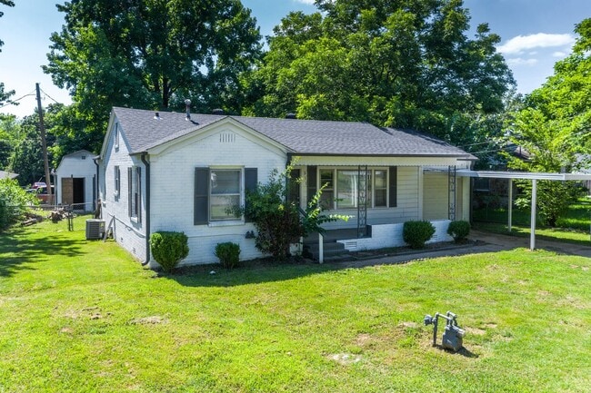 Building Photo - Freshly Updated House