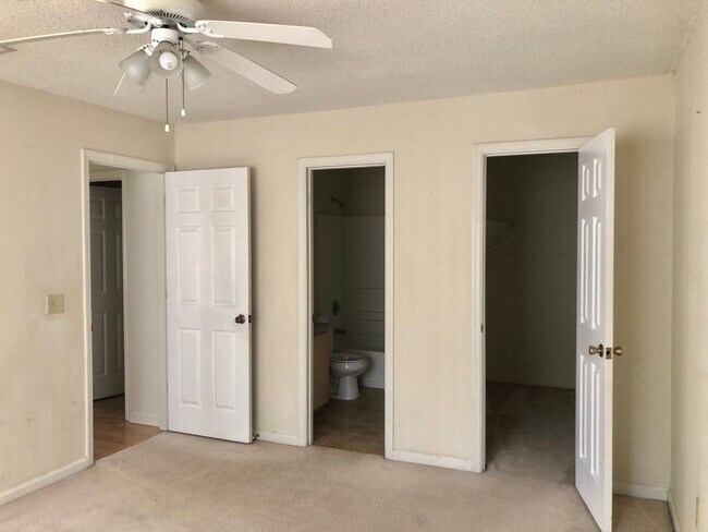 Building Photo - AVAILABLE LATE MARCH 2026! (No Pets)