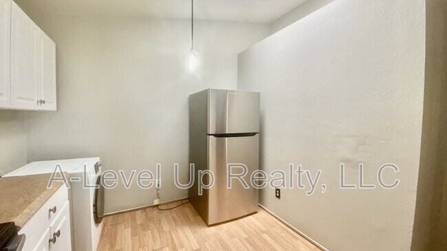 Building Photo - 419 E Thoroughbred St