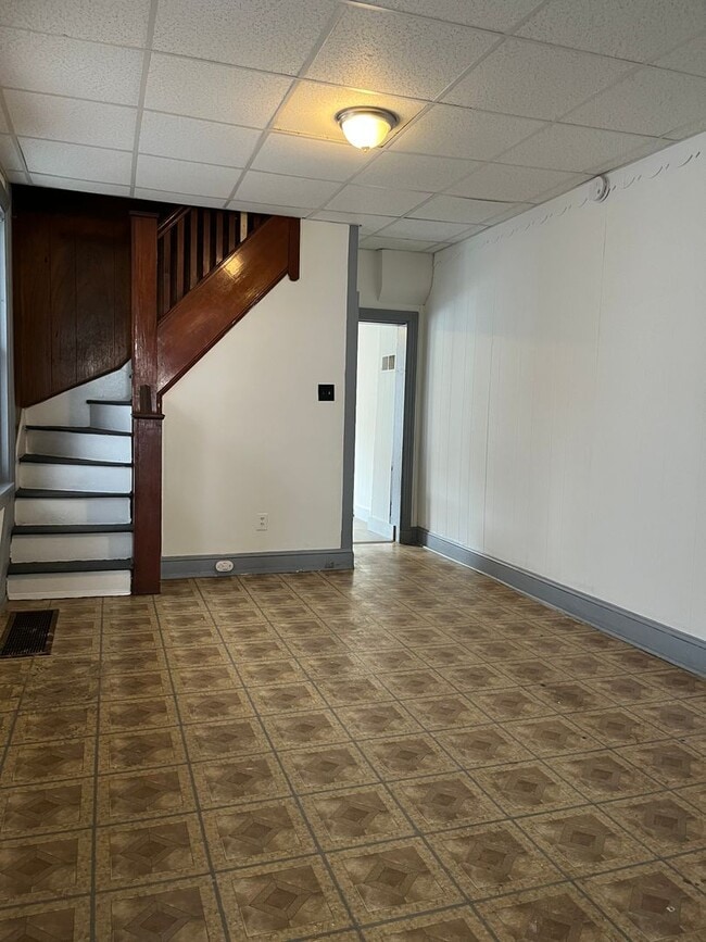 Building Photo - Large 4 Bedroom, 1 Bathroom in Columbia!