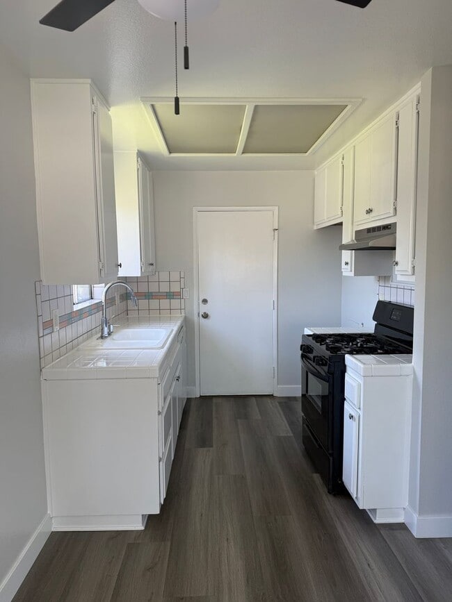 Building Photo - AWESOME 2 BEDROOM 1.5 BATH CONDO - AVALON ...