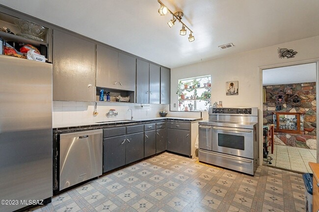 Building Photo - Eastside 3 Bedroom Brick Home