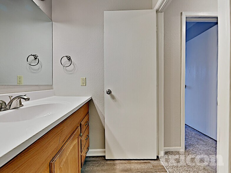 Building Photo - 5970 Draycott Dr