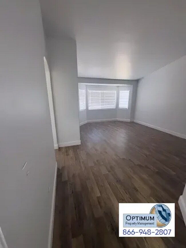 Building Photo - Spacious 4-Bedroom Home with Elegant Finishes & Convenient Location