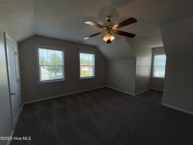 Building Photo - 142 Forest Bluff Dr
