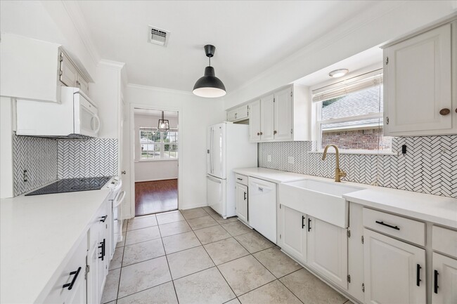 Building Photo - 2314 Eaglerock Dr