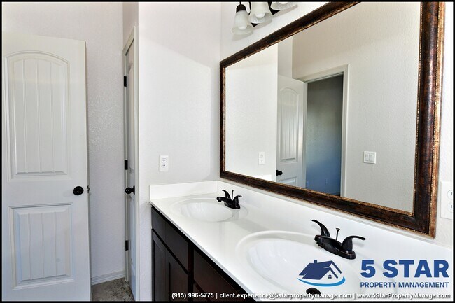 Building Photo - 14945 Tierra Escape Ave