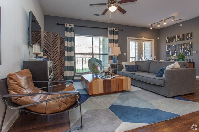 Building Photo - Spacious Living + 4 Weeks Free