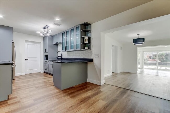 Building Photo - 8722 Elmwood Ln