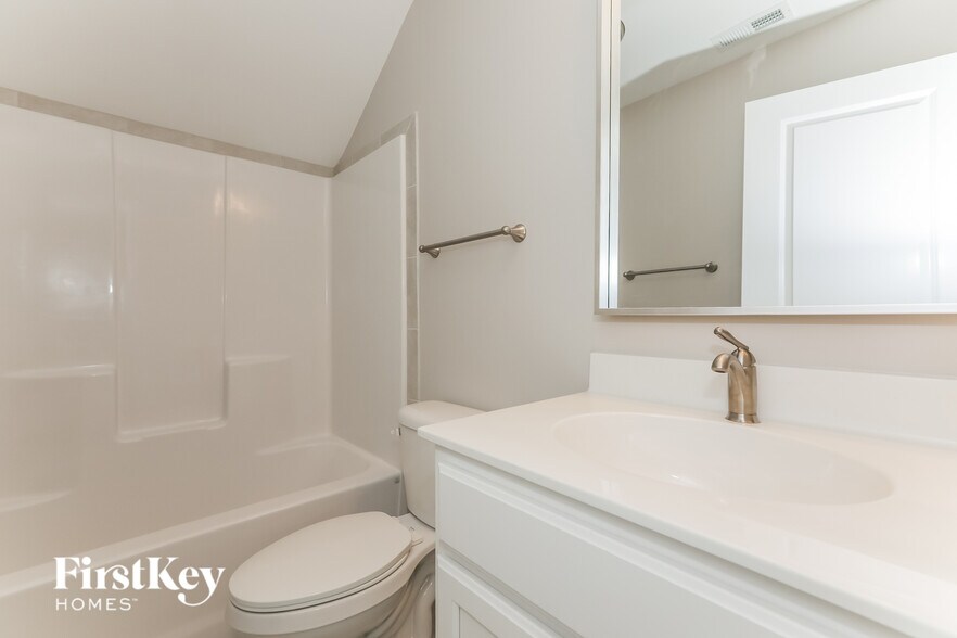 Building Photo - 2607 Whispering Way