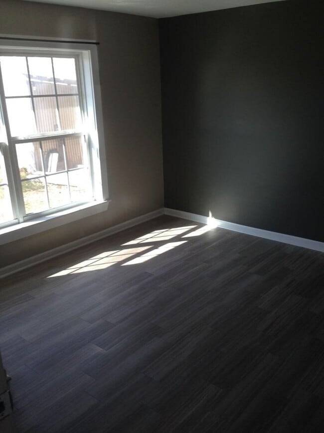 Building Photo - 2 bedroom 1 bathroom home located in Glenn...