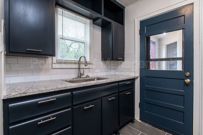 Building Photo - 621 N Broadview Ave