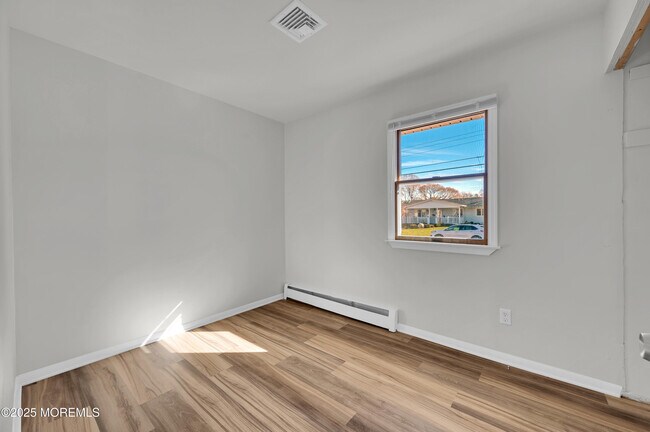 Building Photo - 251 Sprucewood Dr