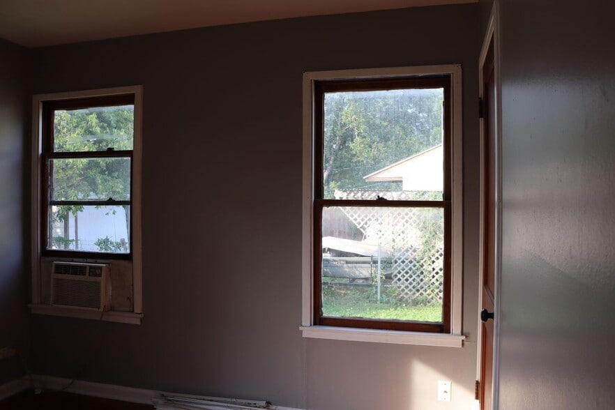 Building Photo - 203 Brooks Ave