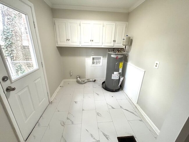 Building Photo - Move-In Ready 3 Bedroom Home with Garage & Private Yard