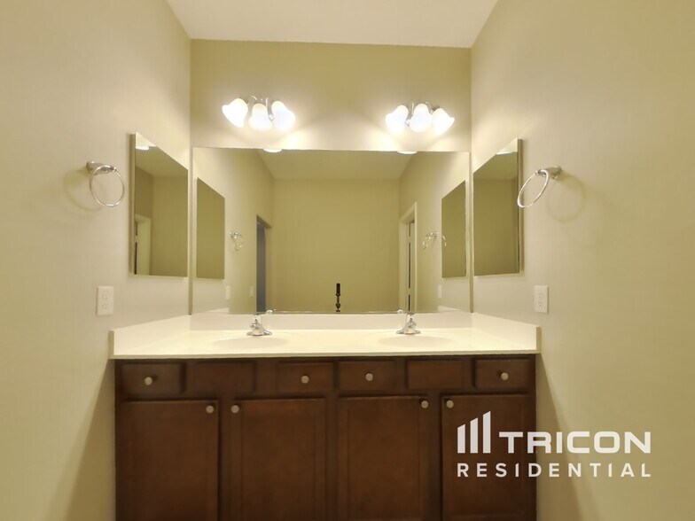 Building Photo - 14875 N 177th Ave